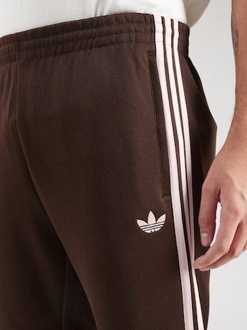 ADIDAS ORIGINALS Loosefit Kalhoty – hnědá