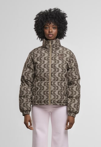 Veste mi-saison Karl Kani en marron : devant