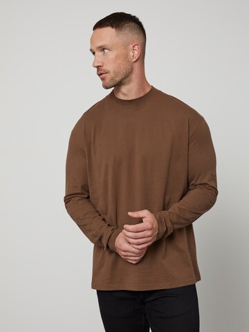DAN FOX APPAREL T-shirt 'Peer' i brun: framsida