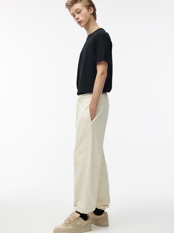 Pull&Bear Tapered Trousers in White
