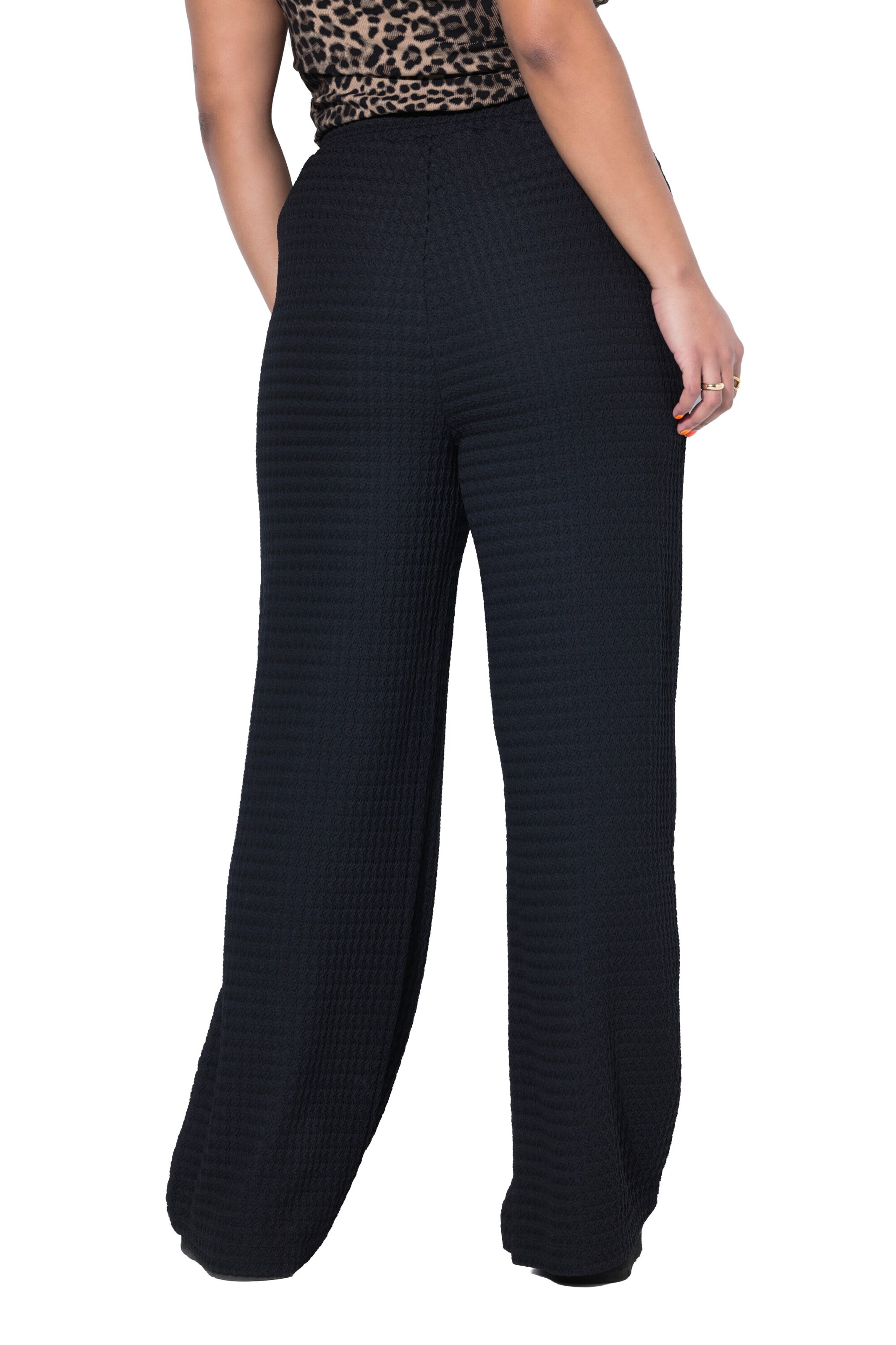 Studio Untold Loosefit Hose in Schwarz