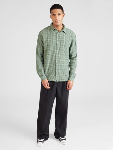 Comfort fit Camicia di WEEKDAY in verde