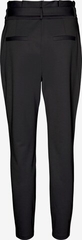 Tapered Pantaloni con pieghe 'LUCCA' di VERO MODA in nero