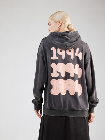 QS Sweatshirt in Zwart: voorkant