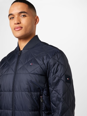 TOMMY HILFIGER Tussenjas in Blauw