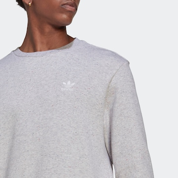 ADIDAS ORIGINALS - Sweatshirt 'Essentials+ Made With Nature' em cinzento