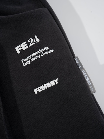 Loosefit Pantalon 'SPODNIE DRESOWE FLOW TAUPE' FEMSSY en gris