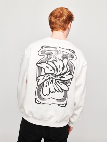 Sweat-shirt 'BLOCKSBERG' ABOUT YOU x StayKid en blanc : derrière