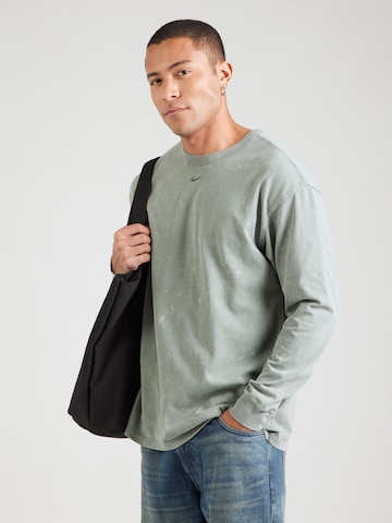 T-Shirt 'ESS' Nike Sportswear en vert