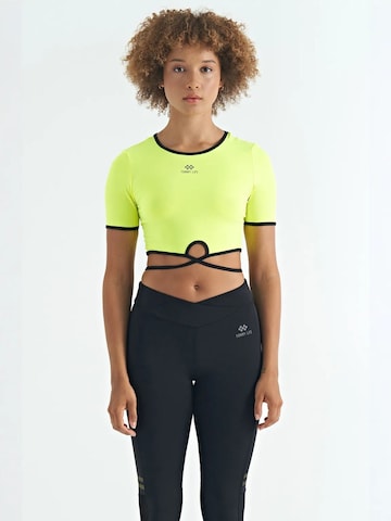 Tommy Life Performance Shirt in Yellow: front