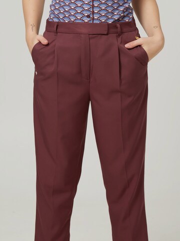 4funkyflavours Regular Pleat-Front Pants 'Lope Song' in Red