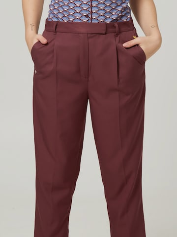 4funkyflavours Regular Pleat-Front Pants 'Lope Song' in Red