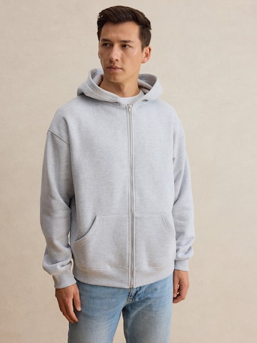 DAN FOX APPAREL Кофта на молнии 'Fabian' в Серый: спереди