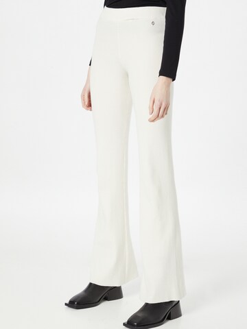 GUESS Rozkloszowany krój Spodnie w kolorze biały: przód