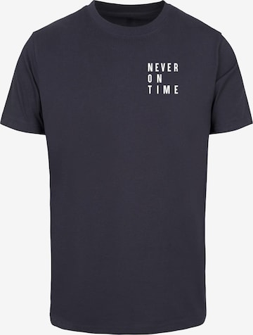 Merchcode Majica 'Never On Time' | modra barva: sprednja stran
