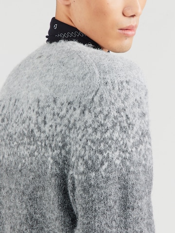 GUESS Sweater in Grey