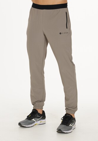 Virtus Tapered Sportbroek 'Colin' in Bruin: voorkant