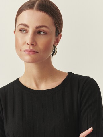 TATUUM Pusero värissä musta