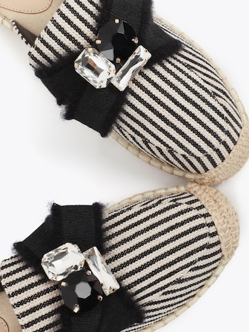 Lola Casademunt Pistokkaat värissä valkoinen