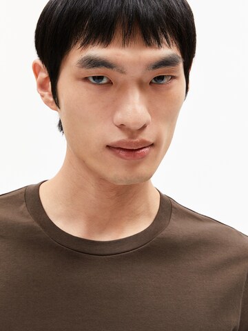 ARMEDANGELS Regular Fit T-Shirt JAAMES in Braun