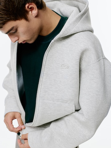 Pull&Bear Collegetakki 'STWD' värissä harmaa