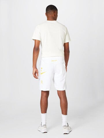 Nike Sportswear - regular Pantalón en blanco