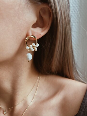 Kamakula Earrings 'Floral Pearl' in Gold