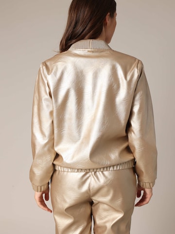 Veste mi-saison 'LUIZA' Deeluxe en or