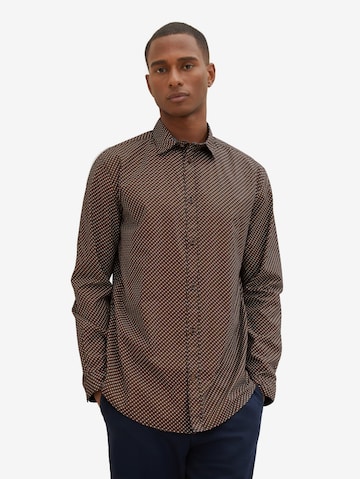 Coupe regular Chemise TOM TAILOR en marron : devant