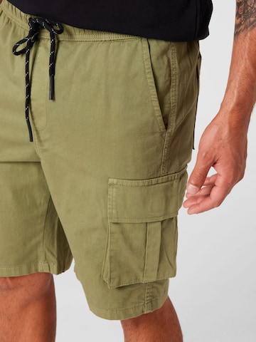 Urban Classics Loosefit Shorts in Grün