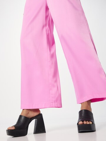 SISTERS POINT Szeroka nogawka Spodnie 'VISOLA' w kolorze różowy