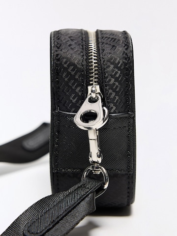 Geantă de umăr de la Bershka pe negru