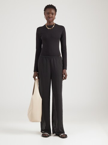 ABOUT YOU Rövid body 'Caya' - fekete