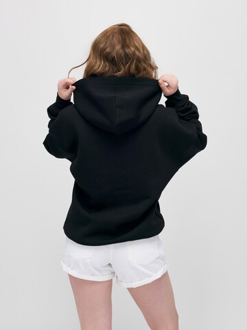 ABOUT YOU x StayKid Sweatshirt 'FREUNDE' i svart: baksida