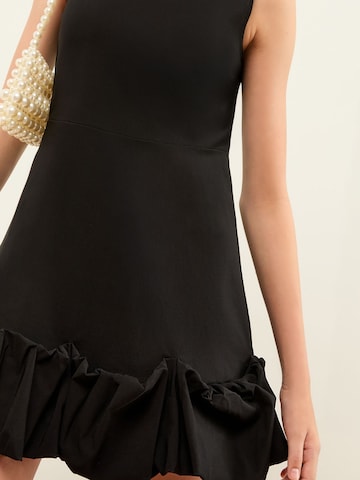 Lipsy Kleid in Schwarz