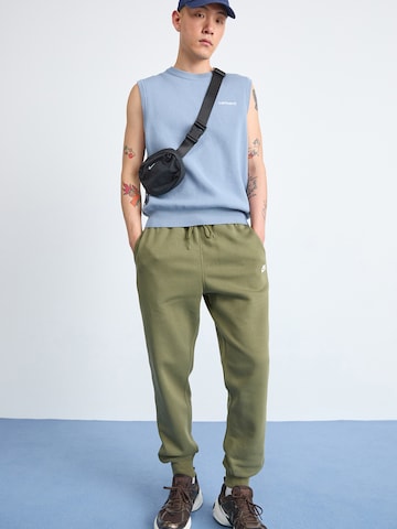 Tapered Pantaloni 'Club' de la Nike Sportswear pe verde