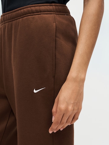 Nike Sportswearregular Hlače 'Studio' - smeđa boja