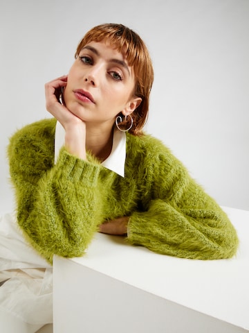 GLAMOROUS Пуловер в зелено
