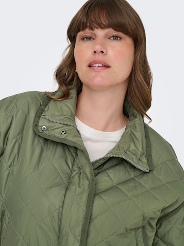Veste mi-saison 'CARMai' ONLY Carmakoma en vert
