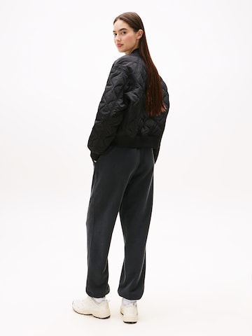 Tommy Jeans - Chaqueta de entretiempo en negro