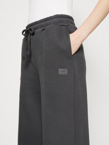 ALPHA INDUSTRIES - Pierna ancha Pantalón en gris