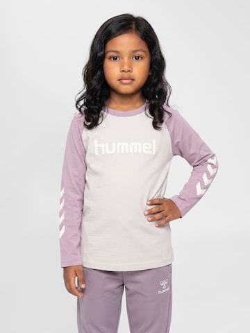 Hummel Shirt in Lila: voorkant
