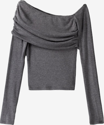 Tricou de la Bershka pe gri: față