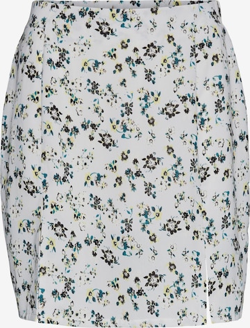 Noisy may Skirt 'Joe' in White