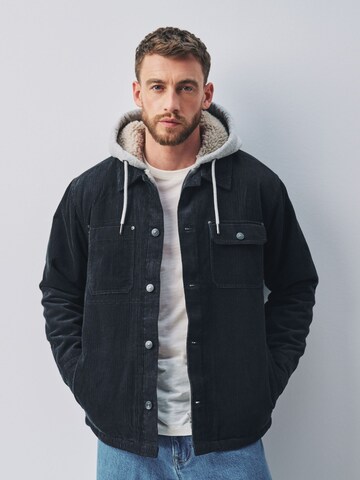 Next Jacke in Schwarz: Vorderseite