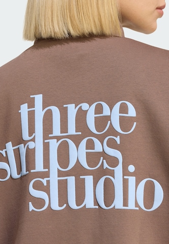 ADIDAS SPORTSWEAR - Camiseta deportiva 'Studio' en marrón
