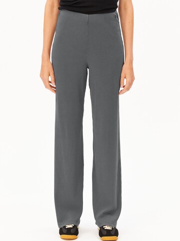 évasé Pantalon ARMEDANGELS en gris : devant