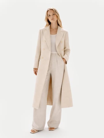 Manteau mi-saison 'Double-Breasted Long Coat' GOBI Cashmere en beige : devant