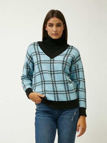 Influencer Pullover in Blau: Vorderseite
