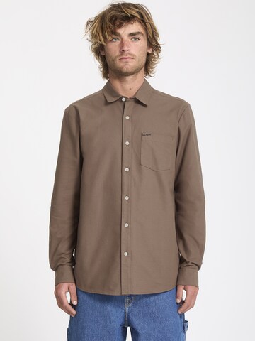 Coupe regular Chemise 'VEECO OXFORD' Volcom en marron : devant
